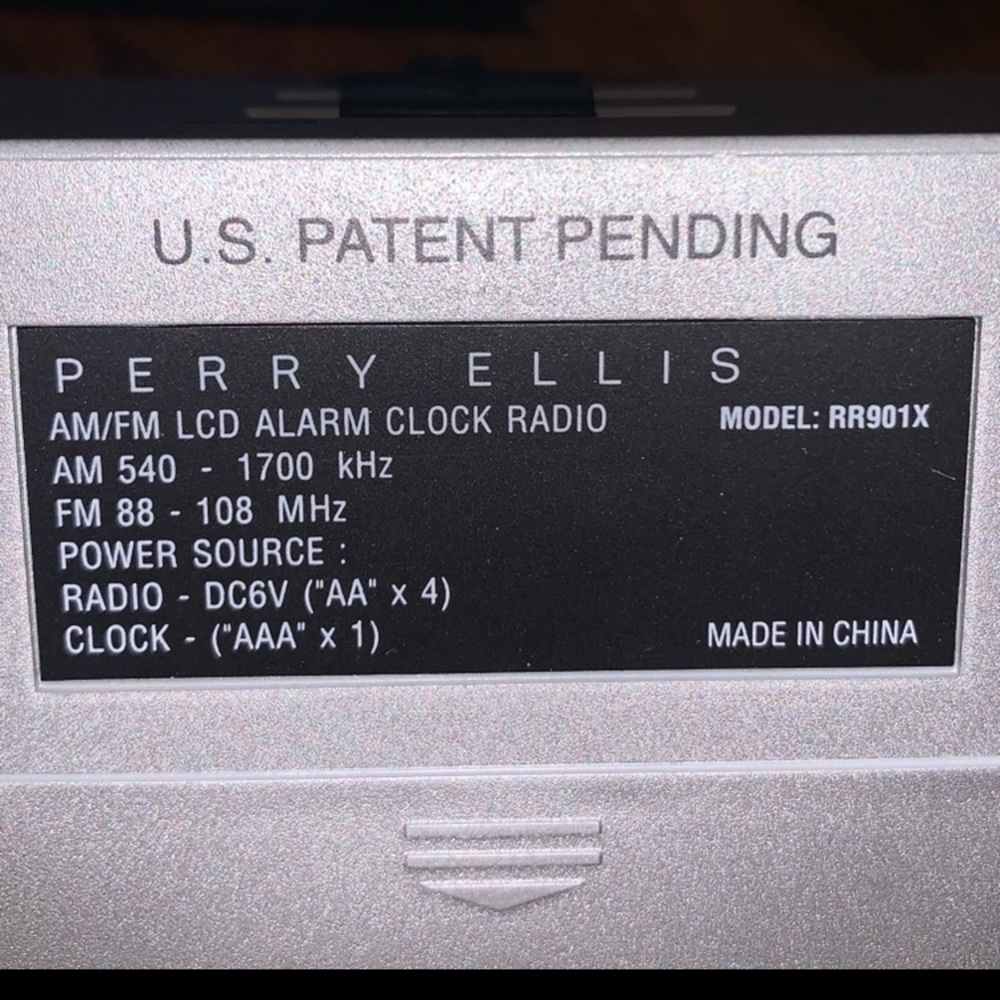 Perry Ellis: AM/FM LCD ALARM CLOCK RADIO - Picture 3 of 5